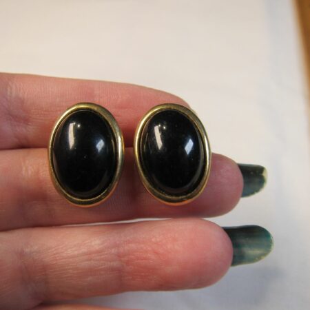 Cute, simple black & gold tone Vintage 70's 80's earrings Trifari