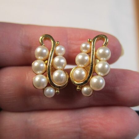 Gorgeous vintage Napier faux pearl grape cluster earrings gold-tone MINT