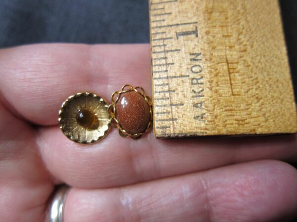 Set of two vintage tie tacks sunstone and tiger's eye small pins brooches - Image 6