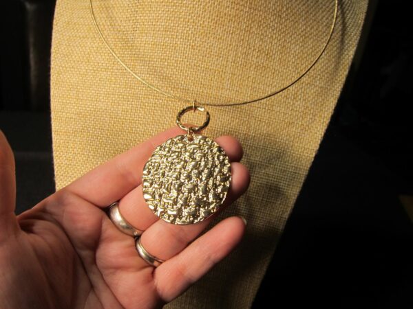 Gorgeous gold tone necklace Erica Lyons EL brand new choker torque hammered - Image 2