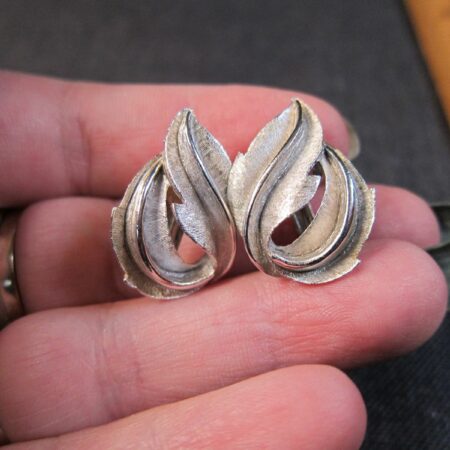 Gorgeous vintage 1955-1969 Crown Trifari Clip-on earrings silver-tone textured