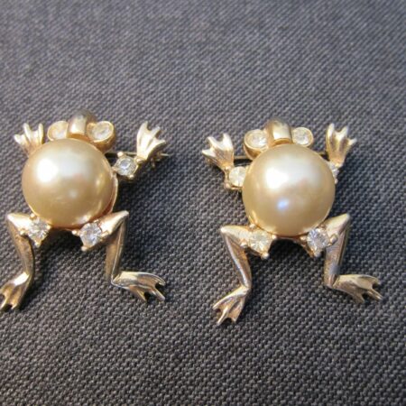 Set of 2 vintage frog pins brooches gold tone w/ rhinestones & faux pearls cute!