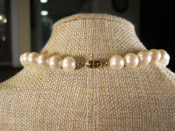 Vintage Monet faux pearl 15" necklace two toned pearls interesting clasp - Image 2