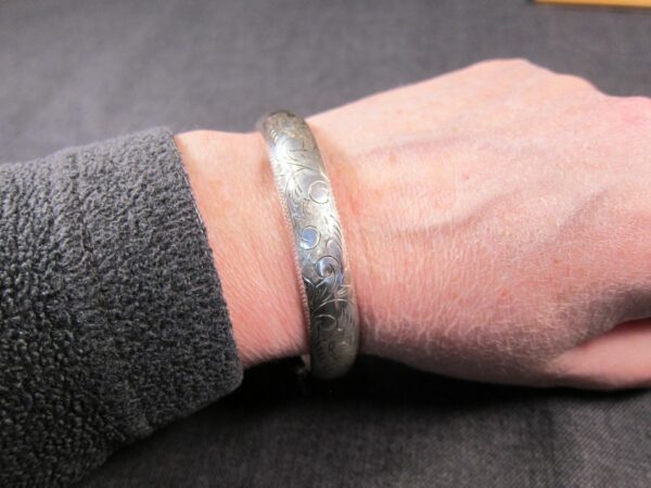 Beautiful Antique look etched hollow sterling silver bracelet with safety chain - Image 7