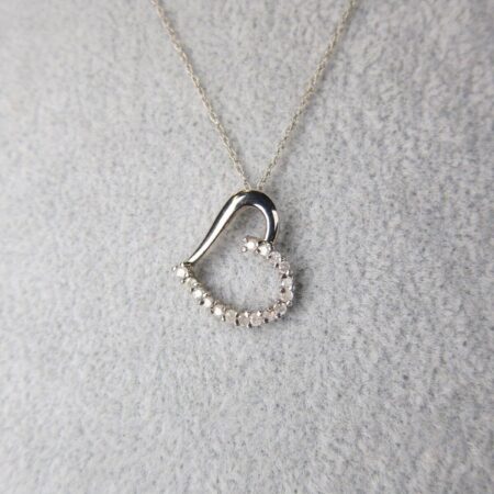 Gorgeous 18" 10K white gold necklace w/white topaz heart pendant 1.6g