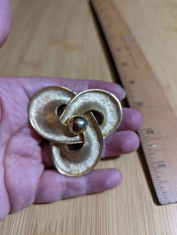 Beautiful large gold-tone vintage brooch by Judy Lee! Just over 2"