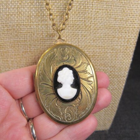 Gorgeous vintage necklace large locket gold-tone w/black white glass cameo
