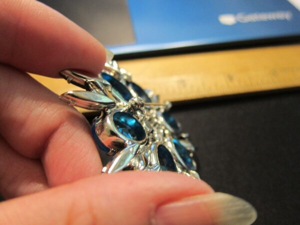 Stunning vintage blue glass large brooch possibly Juliana silver-tone 2.5" - Image 4