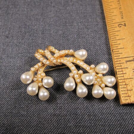 Gorgeous vintage faux pearl spray knot gold-tone MINT brooch signed ART 2"