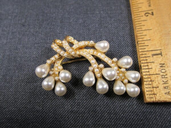 Gorgeous vintage faux pearl spray knot gold-tone MINT brooch signed ART 2" - Image 2