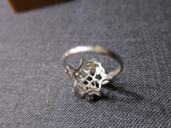 Uncas signed ring size 7.5 red and white rhinestones openwork leaf cocktail - Image 8