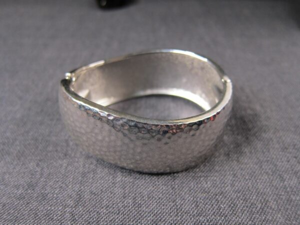Beautiful Premier Designs hammer silver hinged cuff bracelet wave shape - Image 2