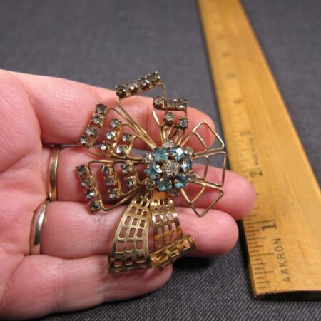 Gorgeous vintage M&S 1/20 12K gold filled large blue gray rhinestone brooch