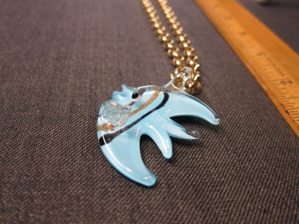 Beautiful hand-blown glass blue angel fish pendant on 20" rolo chain necklace - Image 6