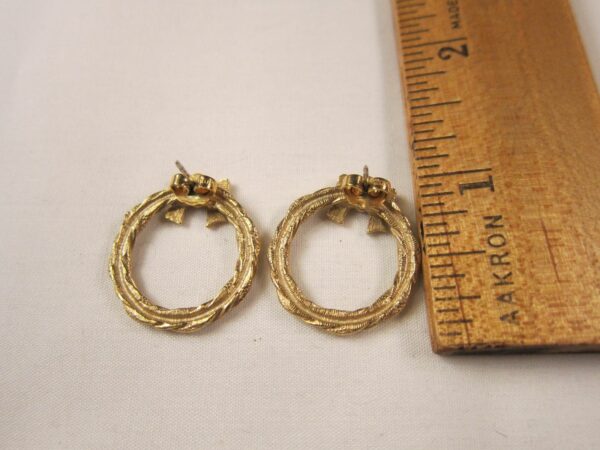 Beautiful gold-tone vintage Avon Christmas wreath earrings MINT condition! 3/4" - Image 2