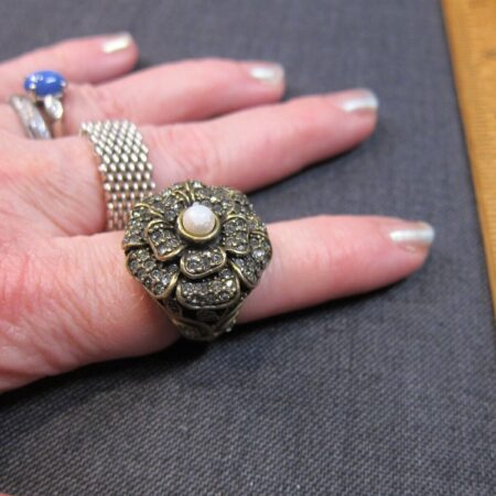 Gorgeous ornate size 7 brassy rhinestone Heidi Daus flower ring