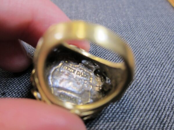 Gorgeous ornate size 7 brassy rhinestone Heidi Daus flower ring - Image 4