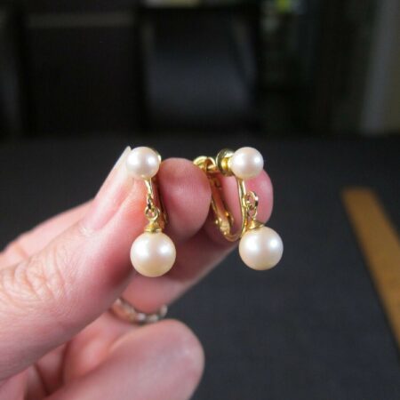 Beautiful vintage Marvella faux pearl MINT dangle clip-on earrings screw back
