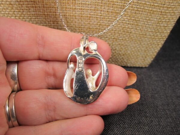 Gorgeous sterling silver 7.7g mother father children family pendant 30" necklace - Image 3