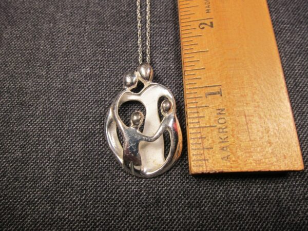 Gorgeous sterling silver 7.7g mother father children family pendant 30" necklace - Image 5