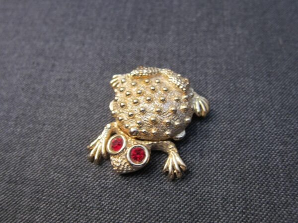 Cute gold-tone Toad or Frog solid perfume container red eyes opens like locket - Image 2