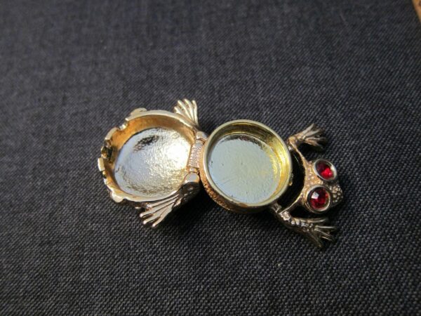 Cute gold-tone Toad or Frog solid perfume container red eyes opens like locket - Image 5
