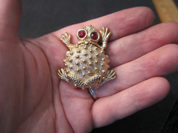 Cute gold-tone Toad or Frog solid perfume container red eyes opens like locket - Image 9