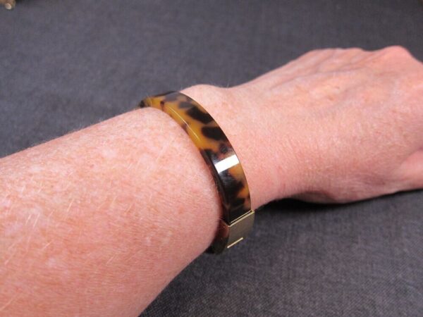 Beautiful Michael Kors faux tortoise hinged bangle bracelet gold-tone - Image 4