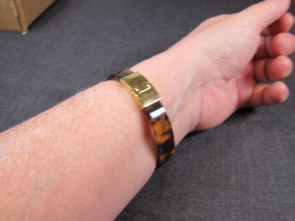 Beautiful Michael Kors faux tortoise hinged bangle bracelet gold-tone - Image 5