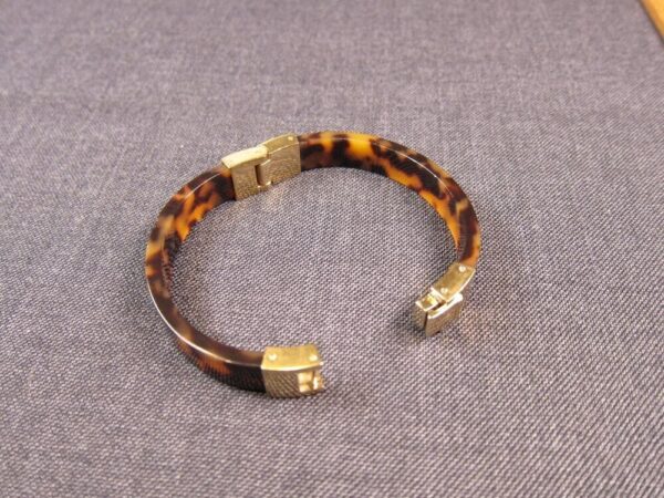 Beautiful Michael Kors faux tortoise hinged bangle bracelet gold-tone - Image 6