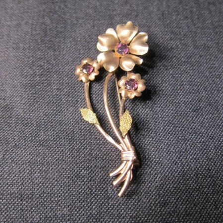 Beautiful vintage flower daisy pin purple rhinestones marked O between arrows