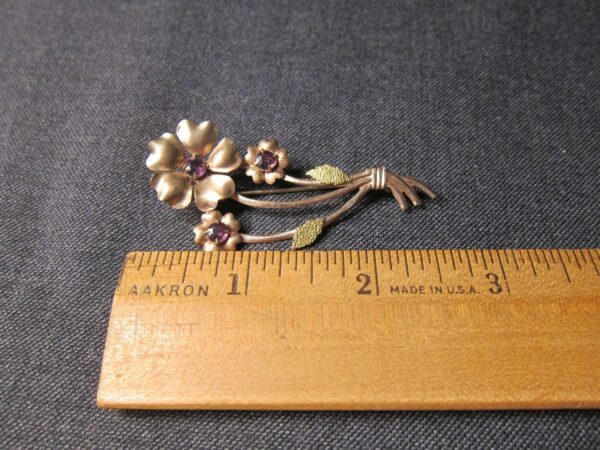 Beautiful vintage flower daisy pin purple rhinestones marked O between arrows - Image 5