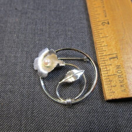 Gorgeous 12K white gold filled circular trumpet flower brooch w/real pearl