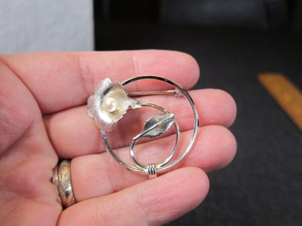 Gorgeous 12K white gold filled circular trumpet flower brooch w/real pearl - Image 5