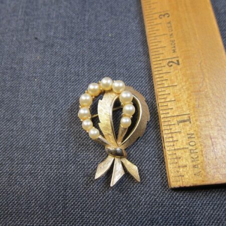 Gorgeous 1955-1969 Crown Trifari gold-tone faux pearl brooch pin vintage