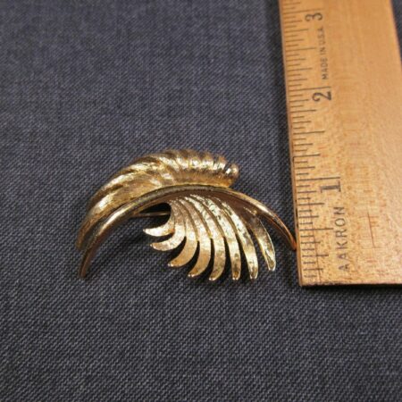 Gorgeous MINT condition! Vintage Monet brooch gold tone textured feather?