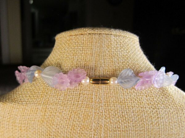 Beautiful vintage hard plastic purple/blue or pink flowers leaves necklaces 17" - Image 3