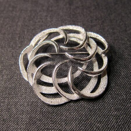 Gorgeous Sarah Coventry signed pin brooch silver tone swirl circle wreath 2"