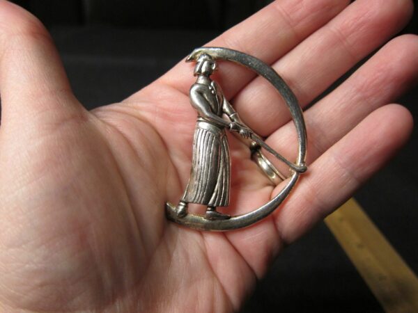 Rare Silver tone vintage pin brooch Lady Golfer Woman LPGA 2.25" half circle - Image 6