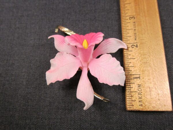 Beautiful vintage hard plastic Iris Flower brooch pink & gold-tone large 3" MINT - Image 2
