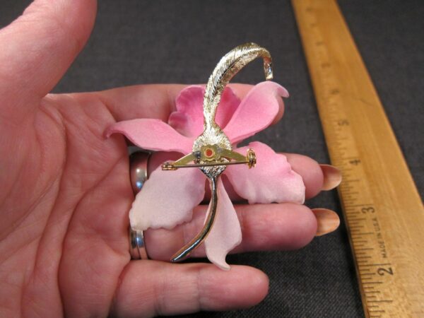 Beautiful vintage hard plastic Iris Flower brooch pink & gold-tone large 3" MINT - Image 3