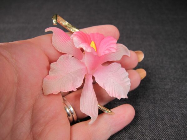 Beautiful vintage hard plastic Iris Flower brooch pink & gold-tone large 3" MINT - Image 4
