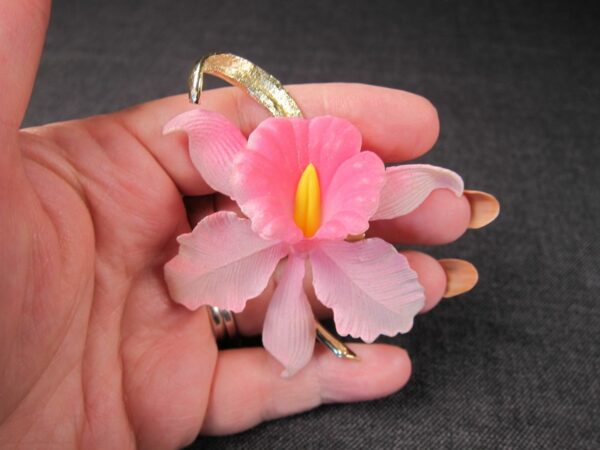 Beautiful vintage hard plastic Iris Flower brooch pink & gold-tone large 3" MINT - Image 5