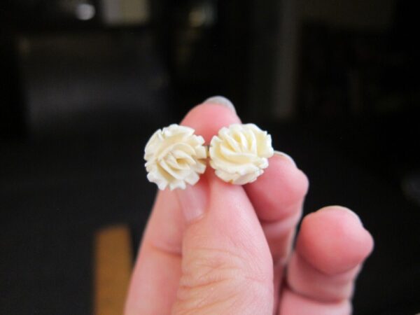 Gorgeous vintage CRO 12K white gold filled cellulose rose clip-on earrings - Image 3