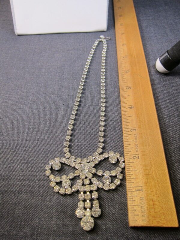 Gorgeous mint condition vintage clear glass rhinestone bow necklace 15" - Image 5