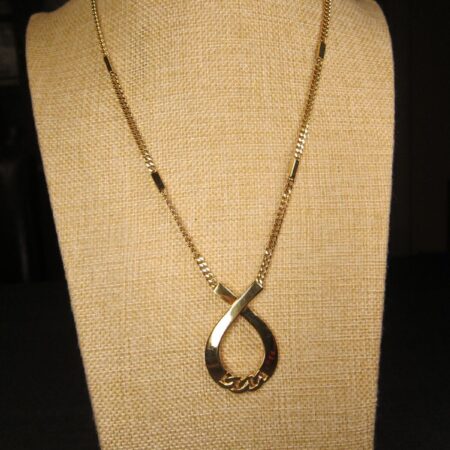 Gorgeous mint condition vintage 1955-1969 Crown Trifari necklace gold-tone