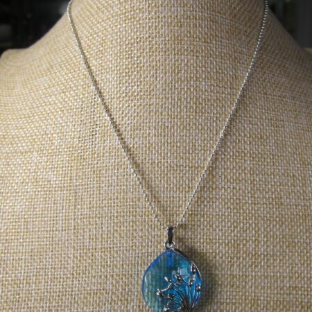 Gorgeous aqua blue glass pendant w/silver metal plants leaves across 16" chain