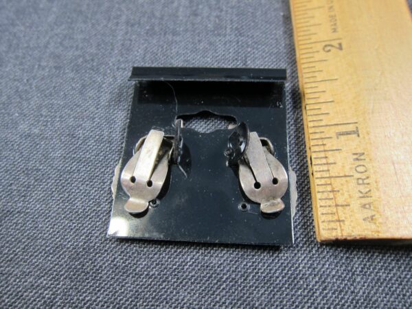 Gorgeous vintage sterling silver Thai Niello fan shaped clip-on earrings - Image 2