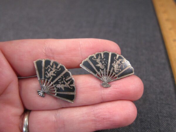 Gorgeous vintage sterling silver Thai Niello fan shaped clip-on earrings - Image 6