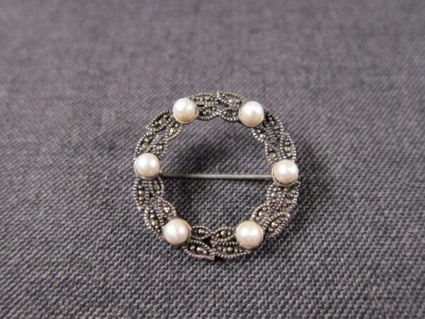 Beautiful vintage Sterling Silver faux pearl marcasite circle wreath pin brooch - Image 2